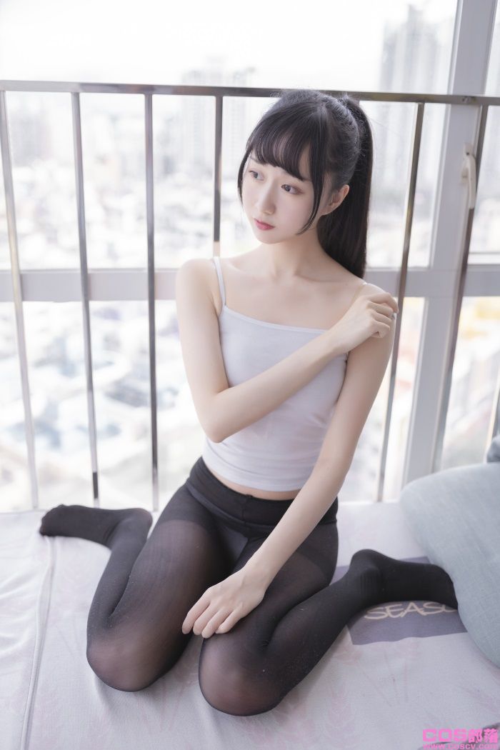 网紅Coser@木绵绵OwO - 背心嘿丝居家写真【40P/260MB】(图3)