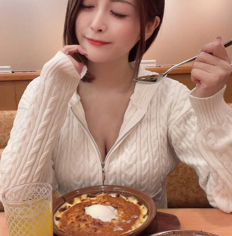 《开心吃萨利亚的女朋友》一张美少女插画引爆热议 日本正妹网友纷纷COSPLAY力挺(图1)