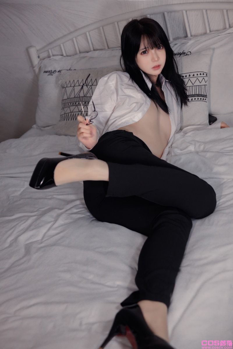 网紅Coser@疯猫ss 长裤OL【40P/662MB】(图2)