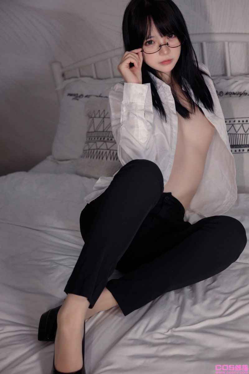 网紅Coser@疯猫ss 长裤OL【40P/662MB】(图3)