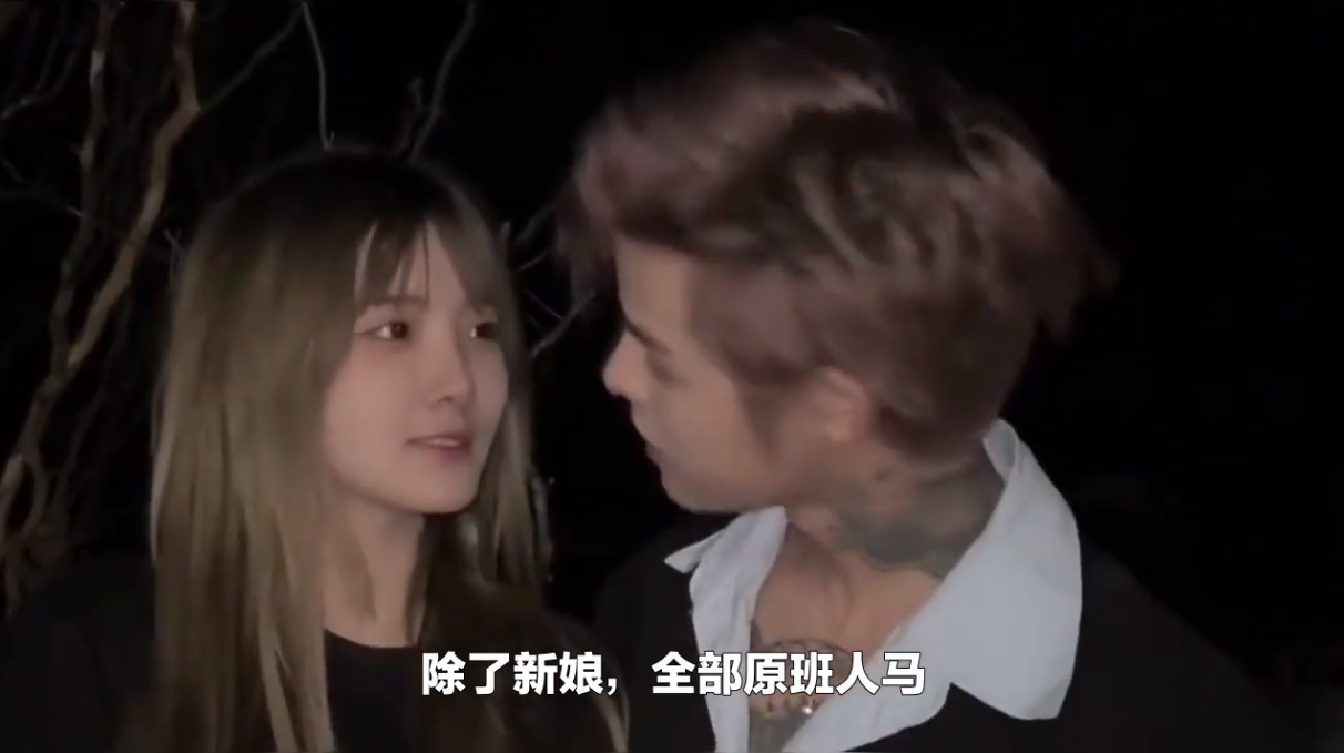 婚礼现场被前妻韩安冉送9999朵玫瑰的小猪先生是怎样的感受呢？(图2)