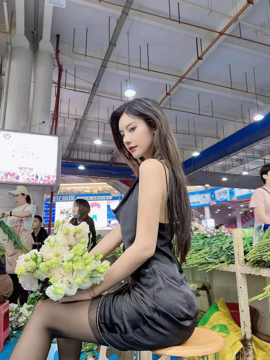 妖娆女神和菜市场形成的强烈反差(图4)