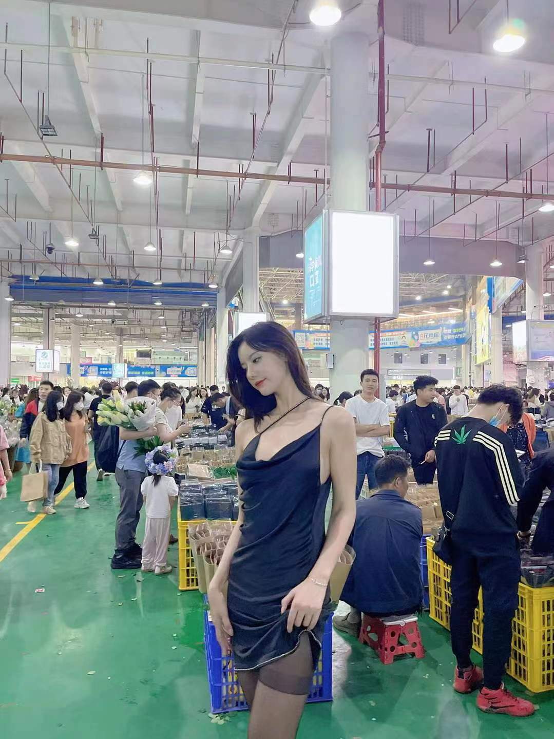 妖娆女神和菜市场形成的强烈反差(图8)