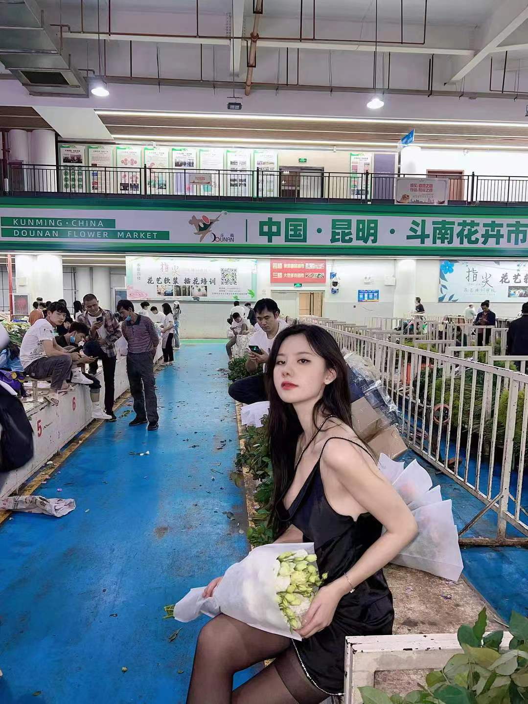 妖娆女神和菜市场形成的强烈反差(图7)