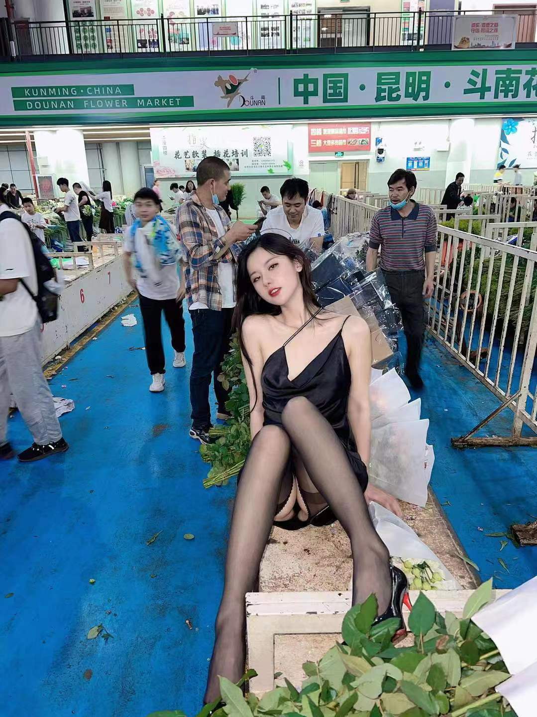 妖娆女神和菜市场形成的强烈反差(图6)