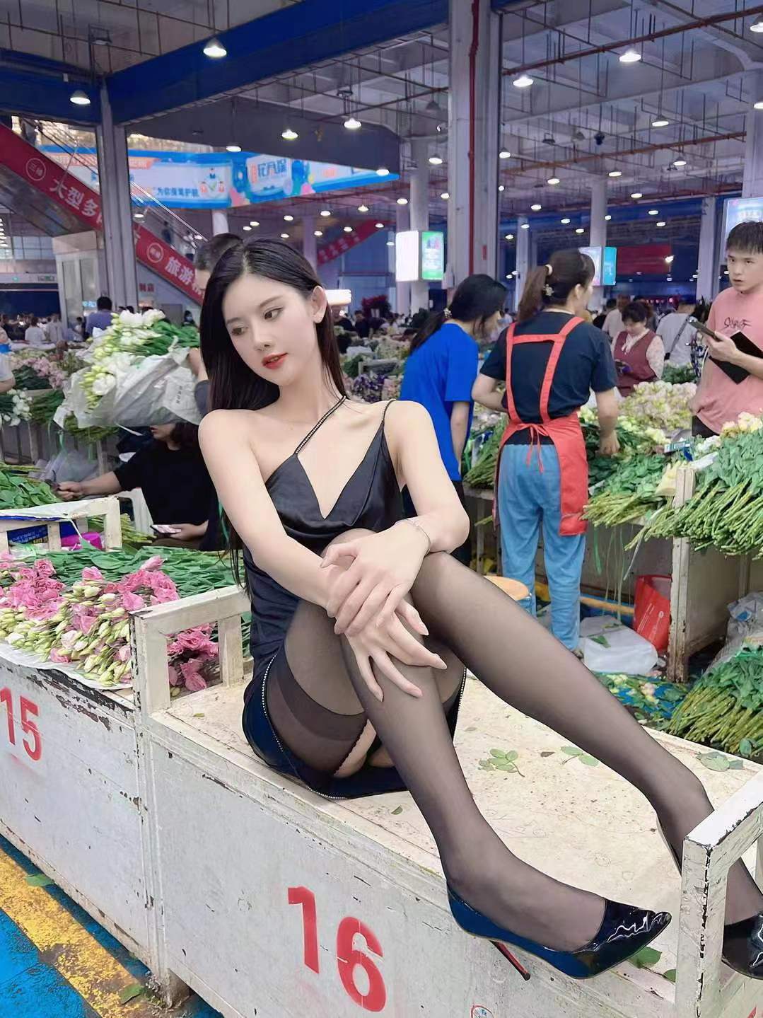 妖娆女神和菜市场形成的强烈反差(图3)