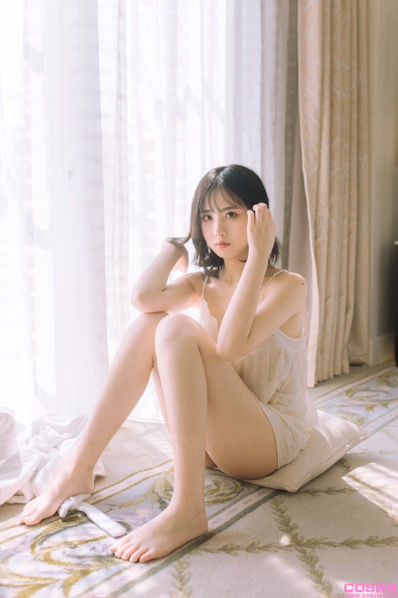 摄影博主@念雪xc 白色吊带 [55P/453MB](图2)