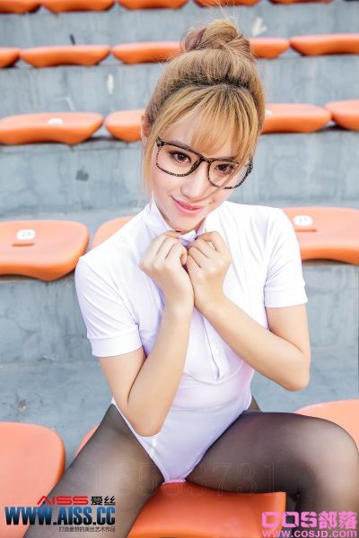 [AISS钻石版]官方原版F5026《操场上的直穿少女》何冉[101P/131MB](图3)