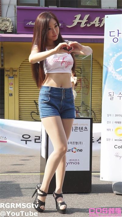2015韩国梨泰院车展美女车模02(图3)