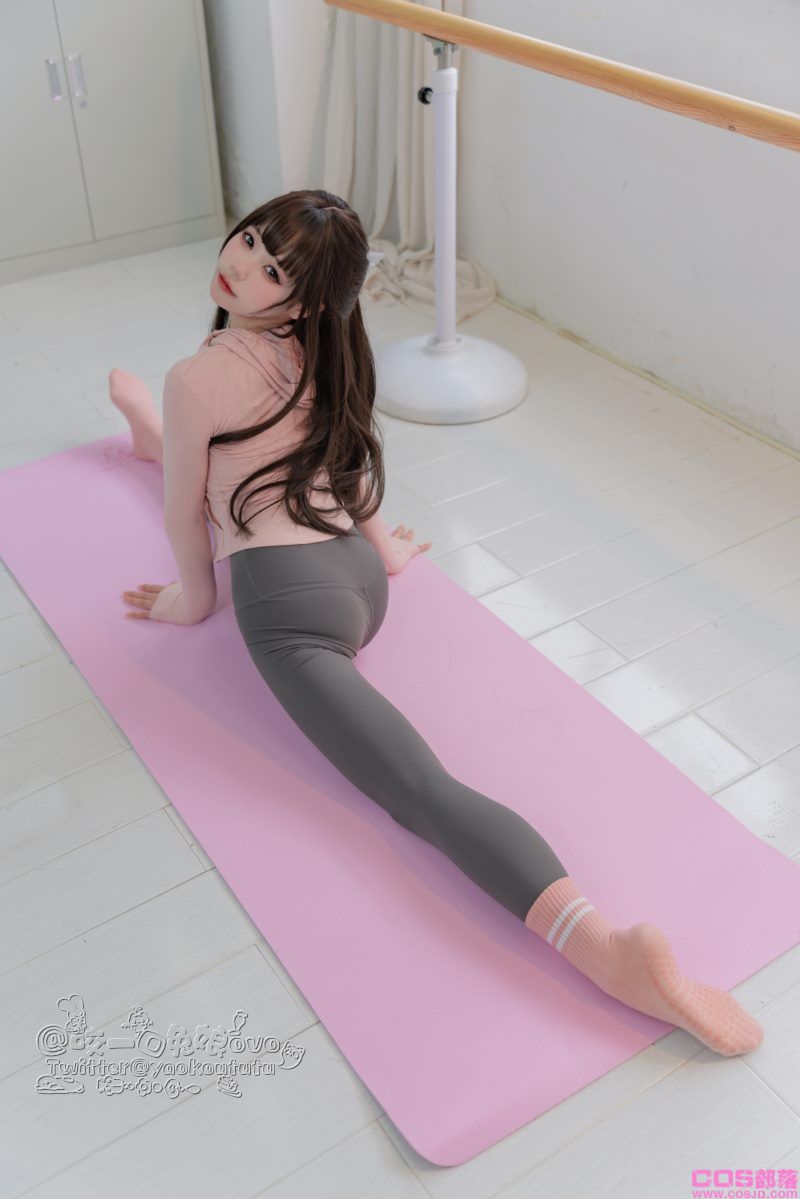 网红博主@咬一口兔娘(黏黏团子兔) 瑜伽私教课 [60P/1V/765MB](图4)
